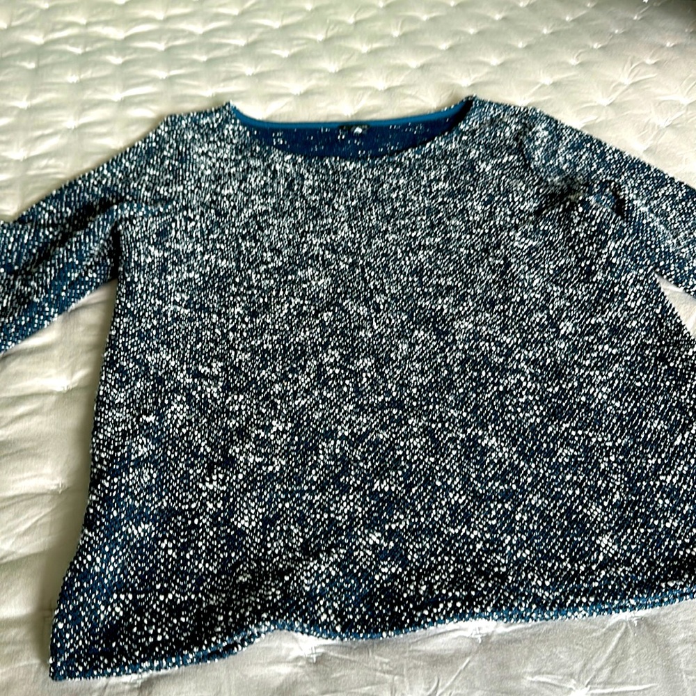 Ann Taylor shirt. Perfect with dress pants for business casual.Navy/cream/black